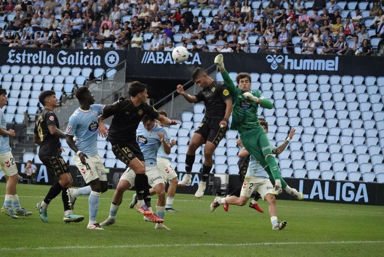Coke Carrillo despeja un balón a la salida de un córner, ayer durante el partido ante el Sabadell en Balaídos.