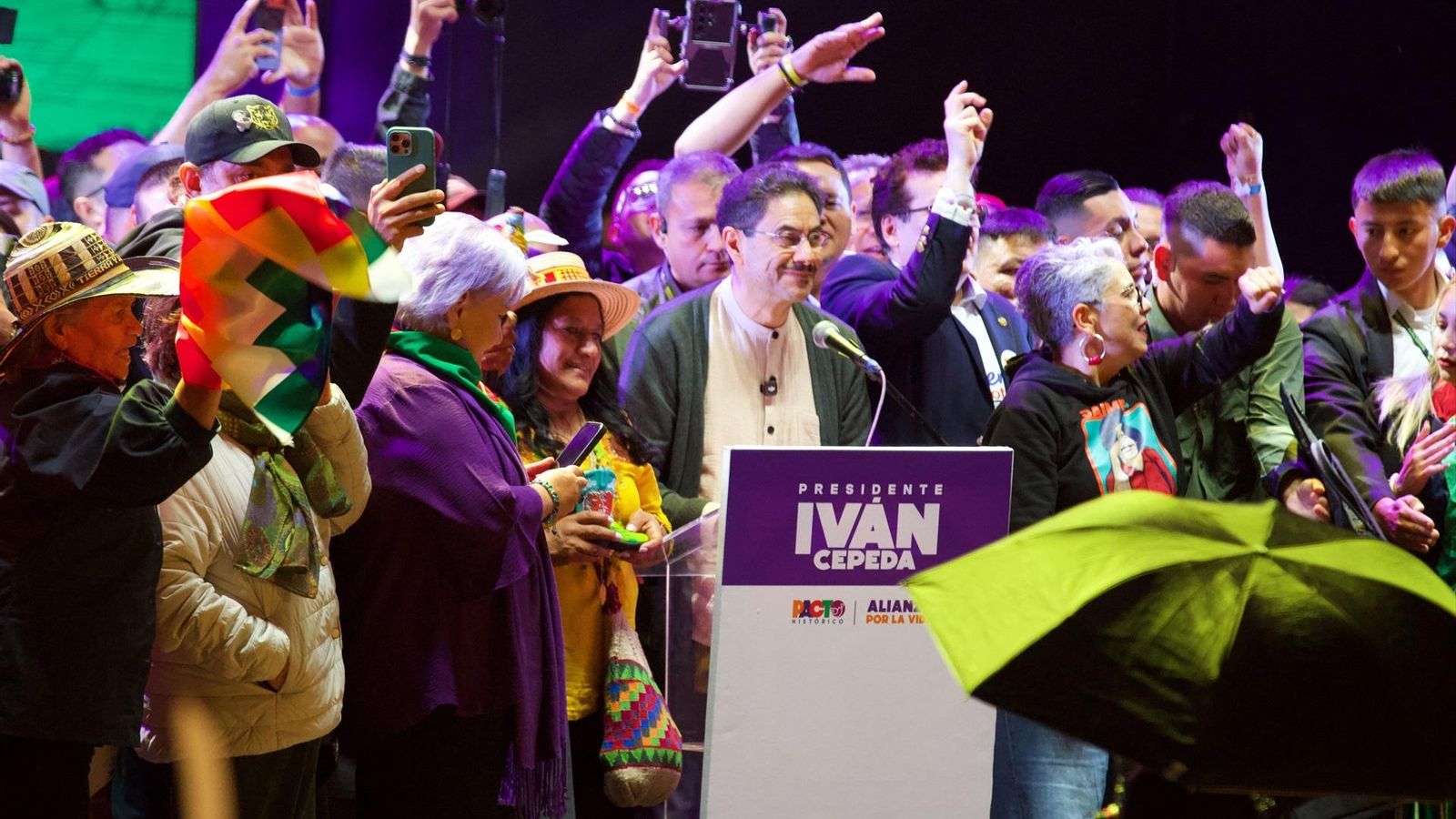 El senador de izquierda y candidato presidencial Iván Cepeda y su compañera Aida Quilcué.