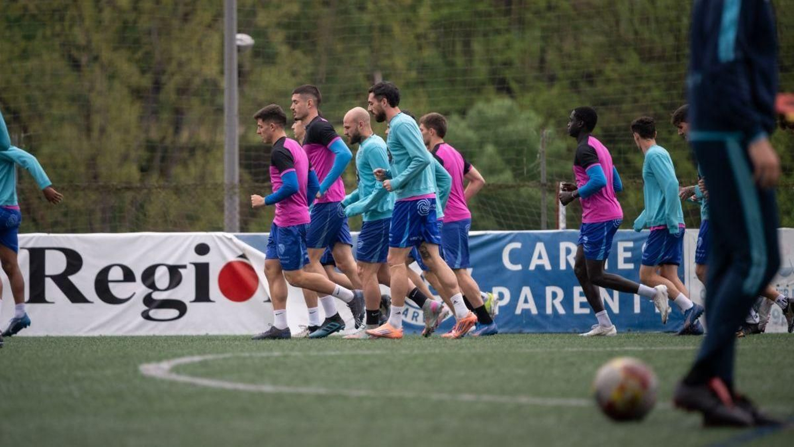 La plantilla azulona realizando una sesión de entrenamiento en el campo   de Oira.