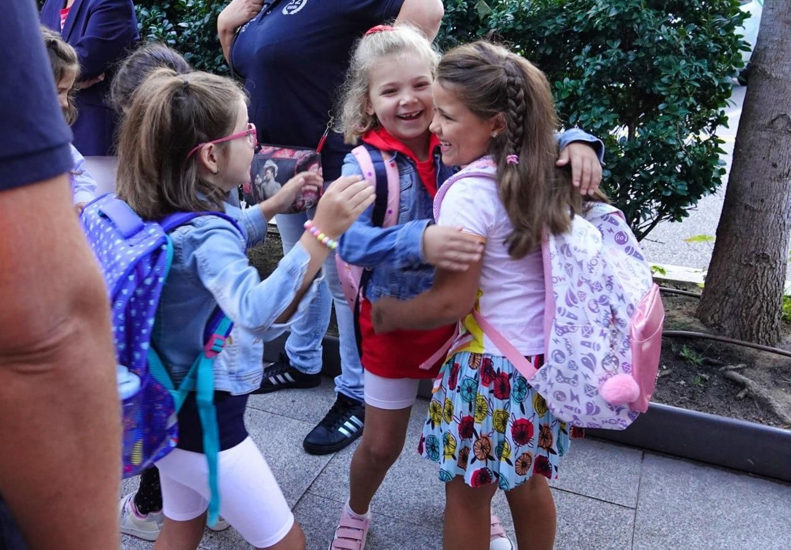 Reencuentro de varias compañeras en un colegio. // Vicente Alonso