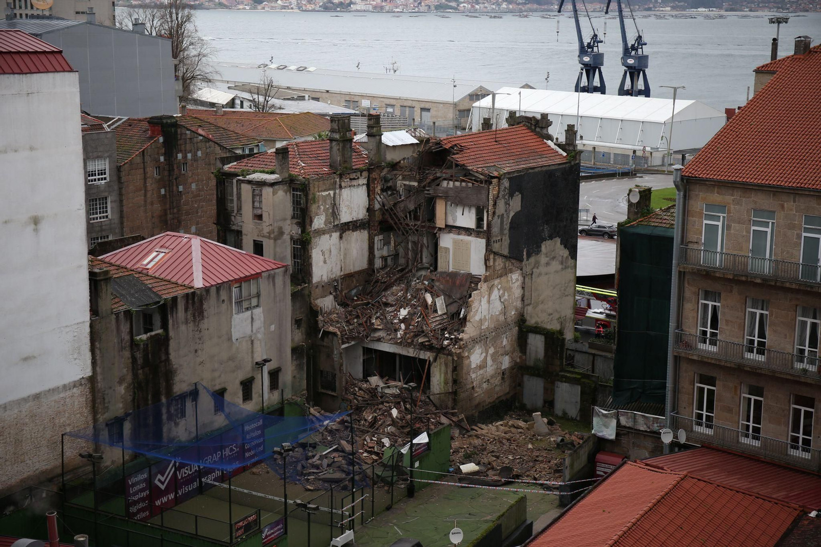 Se derrumba un edificio en el centro de Vigo // Alberte