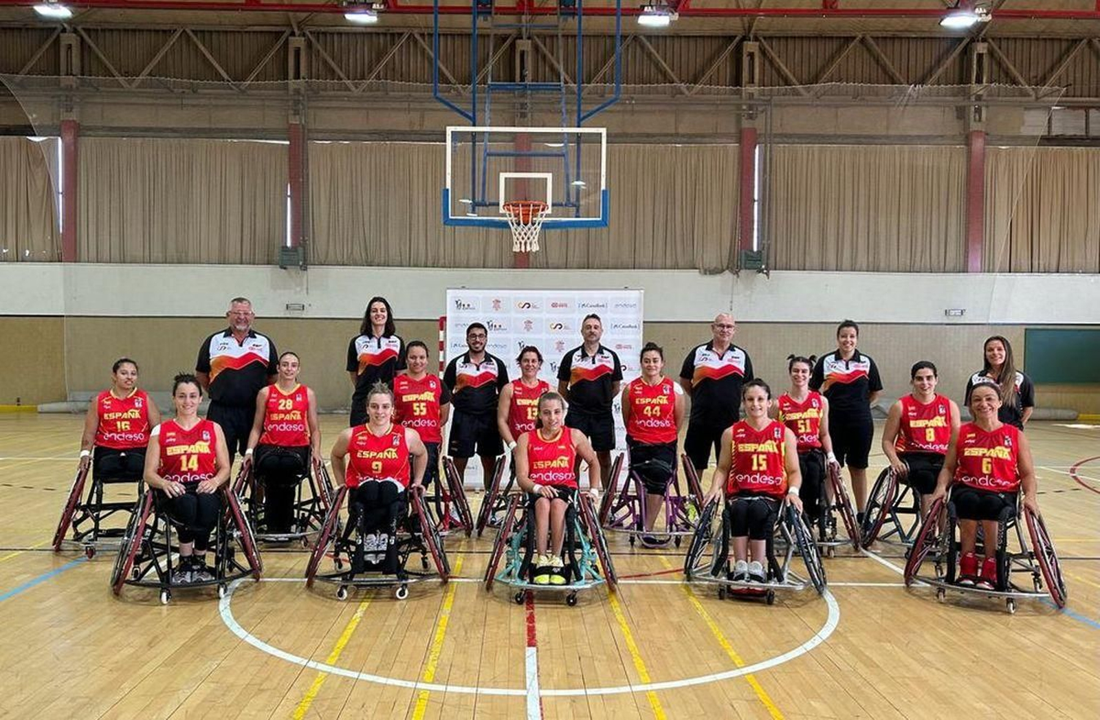 La selección de la viguesa -en el centro de la fila trasera- superó cómodamente a Turquía.