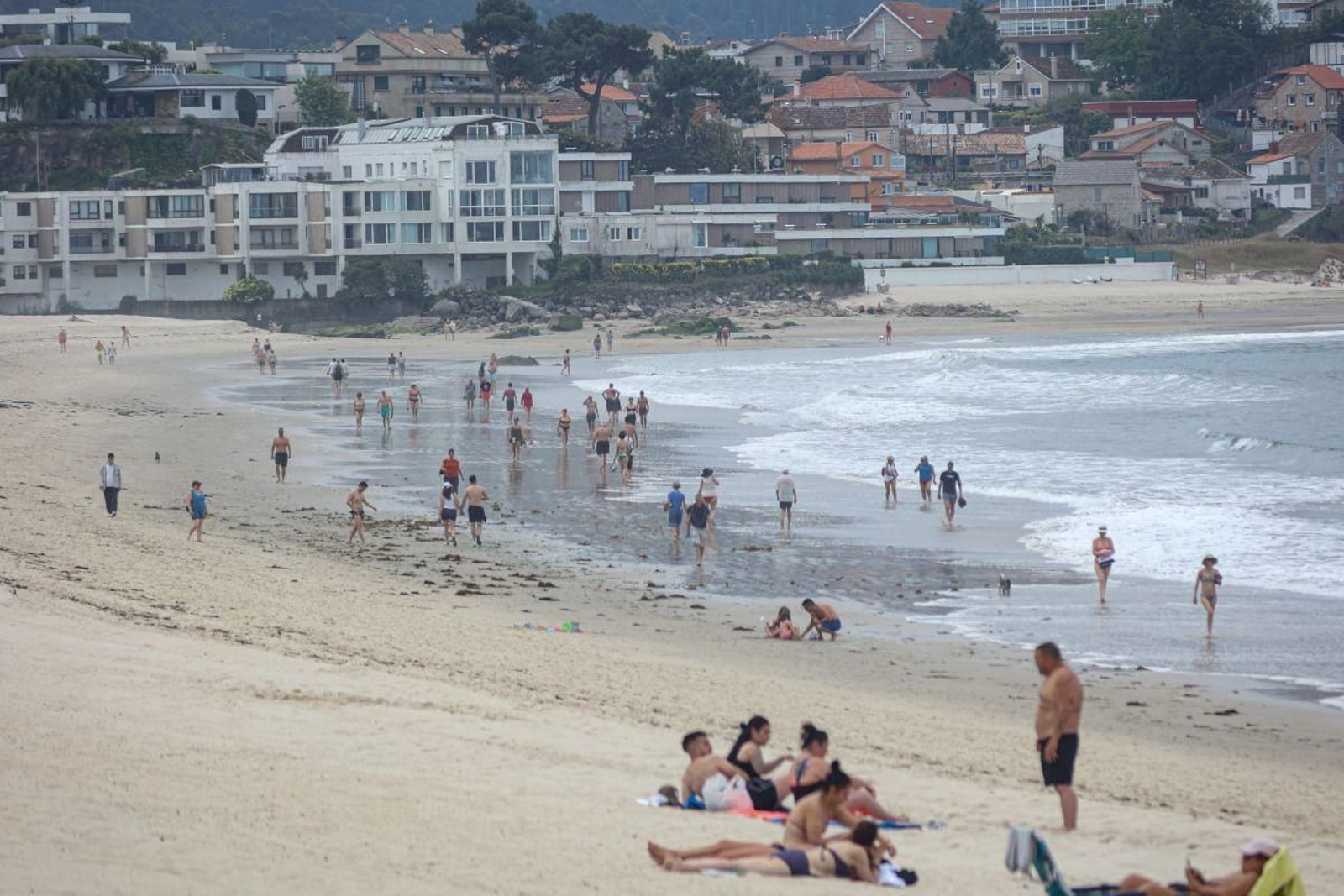 La playa de Samil ayer, con varios paseantes aprovechando el buen tiempo
