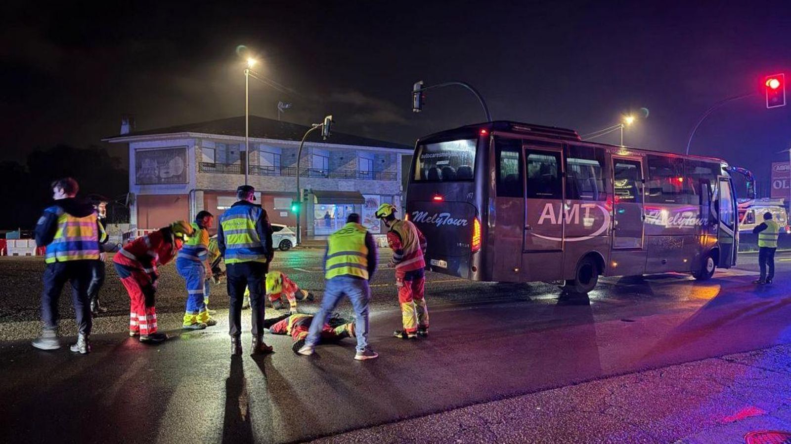 Bomberos inspeccionando el agujero, de gran tamaño.