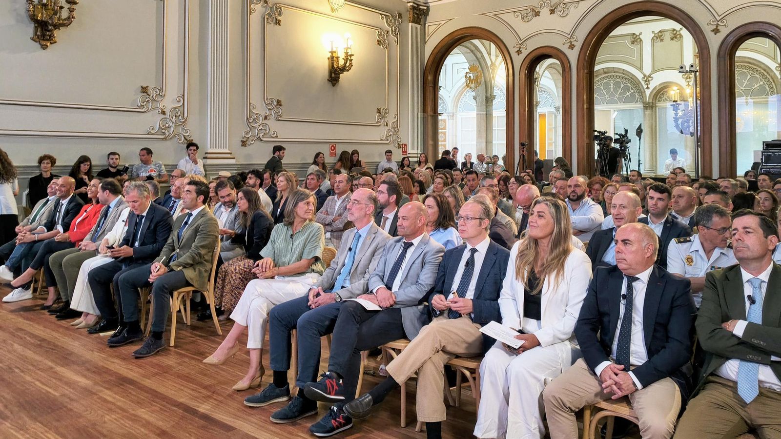 Un total de 160 invitados de todos los sectores acudieron al Salón de Plenos.