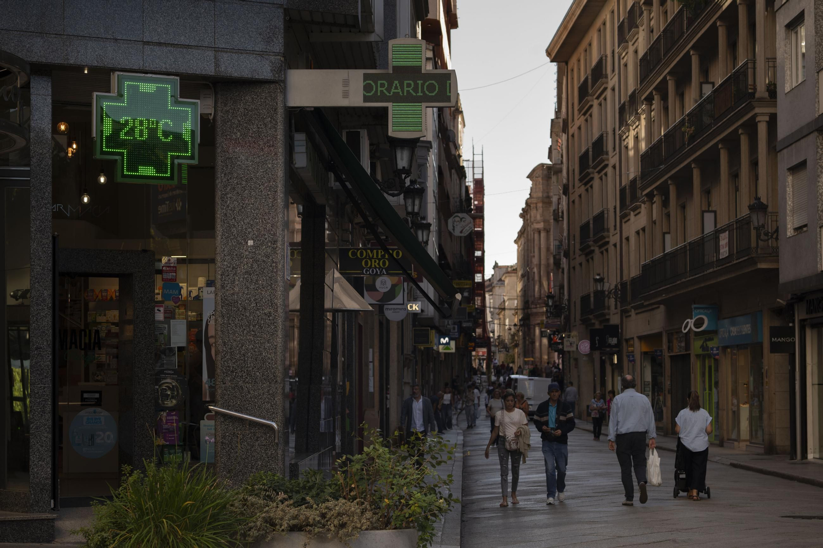 Galería | Los ourensanos exprimen el veroño que ya tiene fecha de caducidad, en fotos