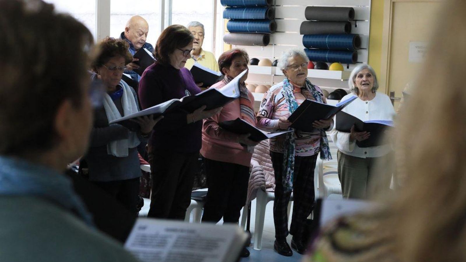 Coral Os Soñadores ensayando en su local de rúa Concello.