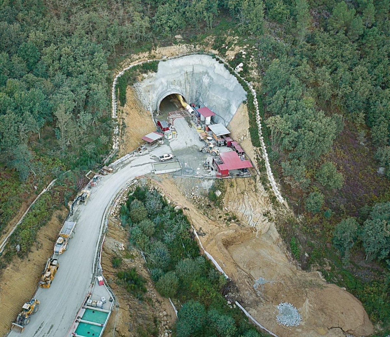 Del viaducto para salvar el regueiro de San Benito se ven las excavaciones de los pilares.