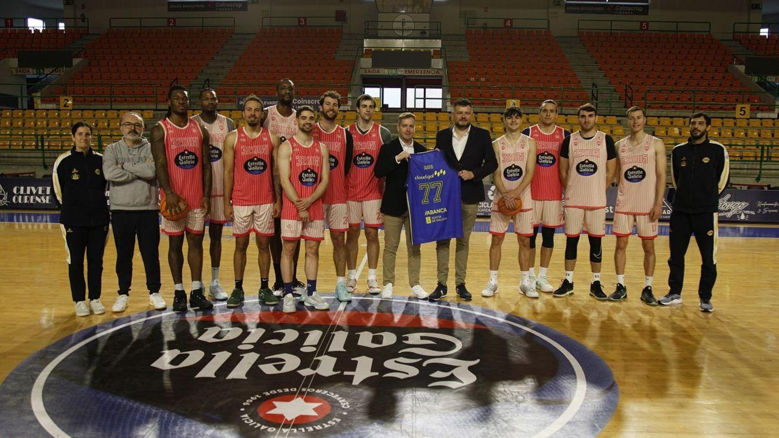 Plantilla, técnicos y presidente posaron con Rafa Villaverde, CEO de cloud.gal.
