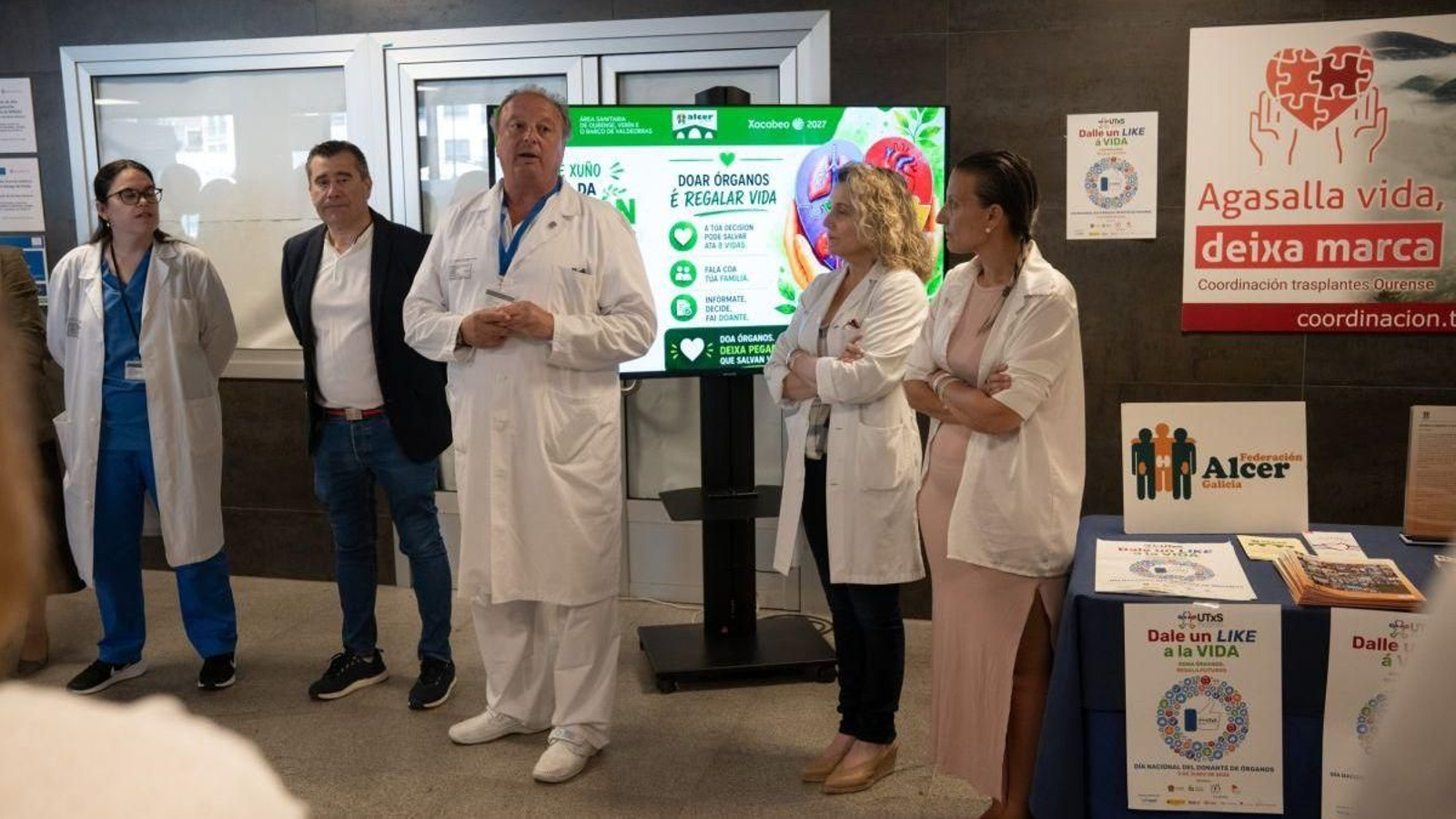 Equipo médico del CHUO y representantes de Alcer explican las operaciones realizadas el último año.