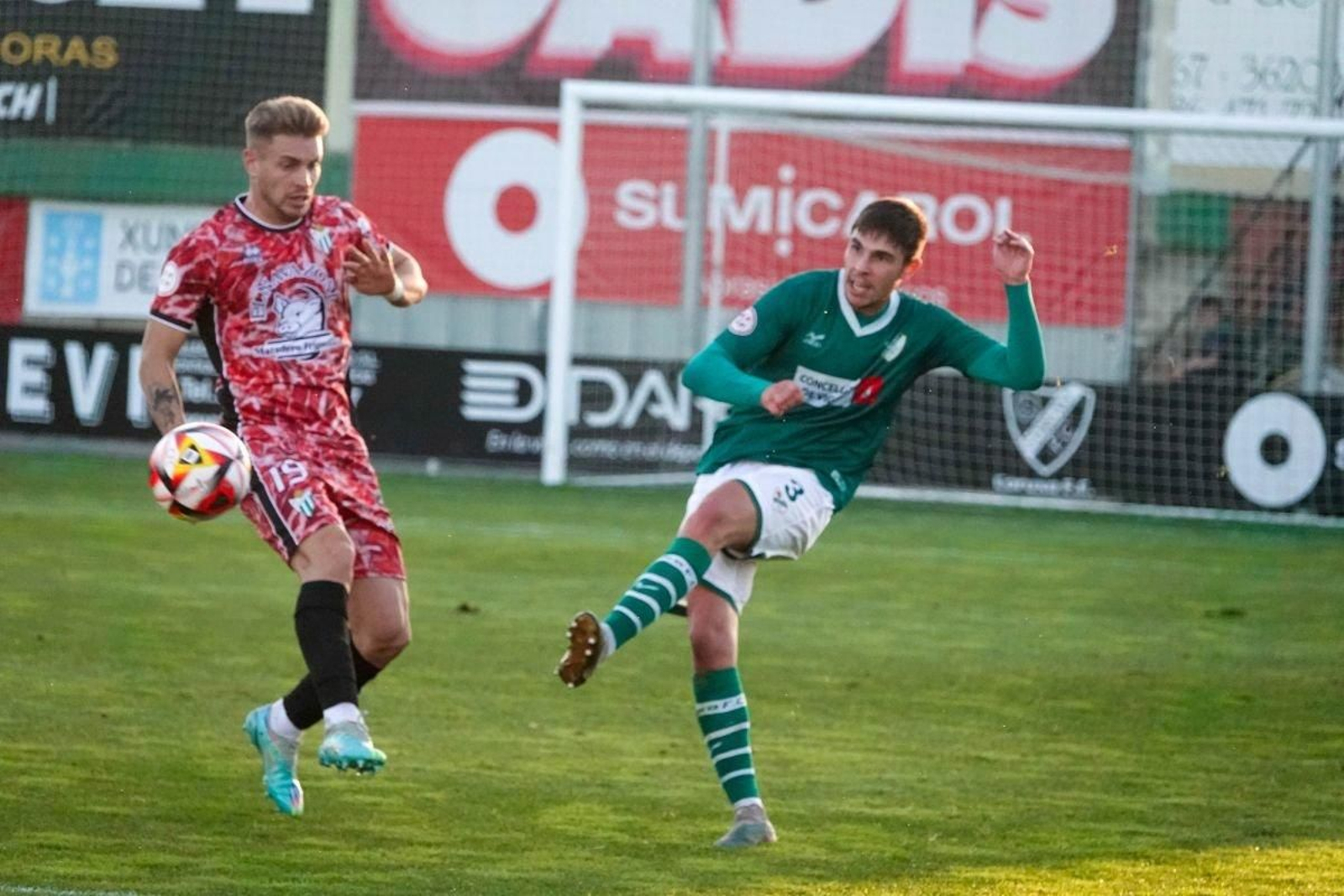 Dani Pereiro trata de iniciar una acción ofensiva ante la presión de Pana, uno de los dos puntas visitantes, primera piedra del muro del Guijuelo.