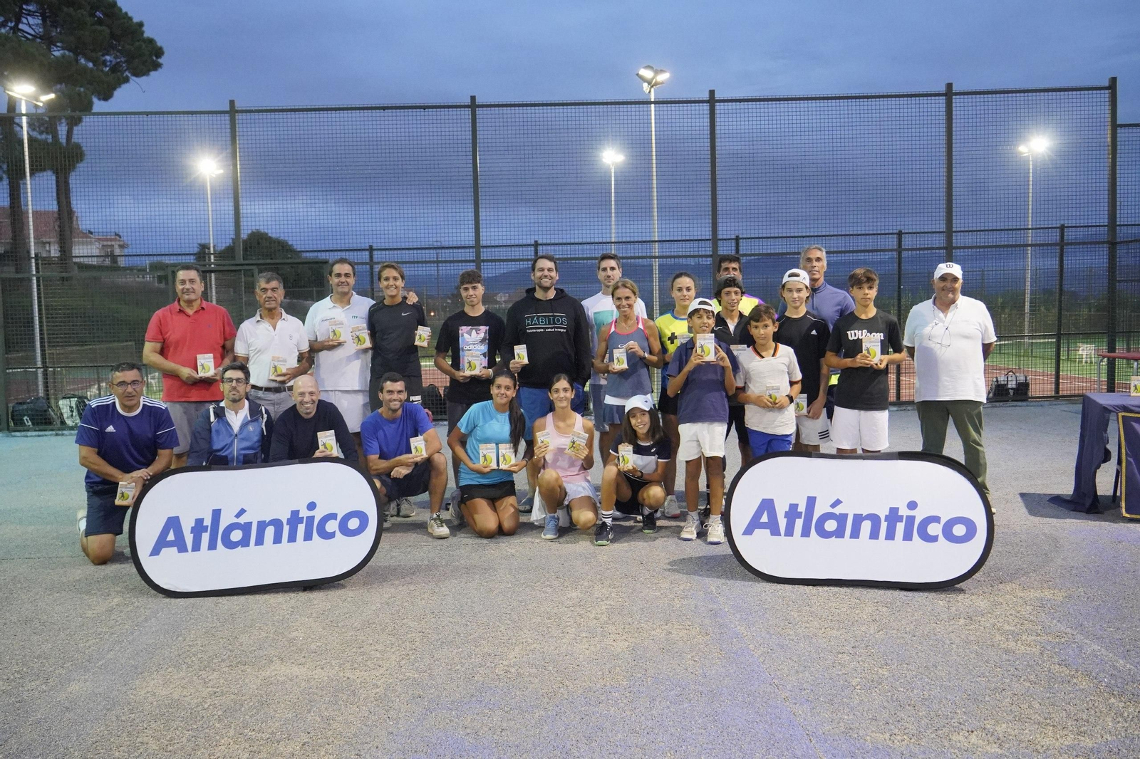 Foto de grupo en la entrega de premios de+Deporte Atlántico. // J.V. Landín