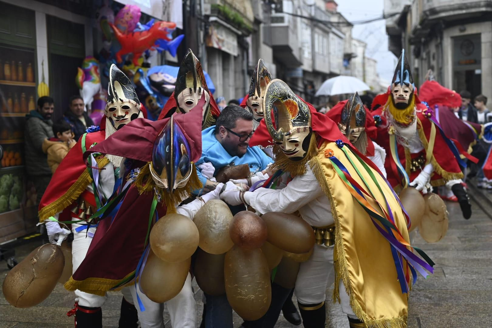 Las Pantallas atrapan a un limiense no disfrazado para hacerle pagar.
