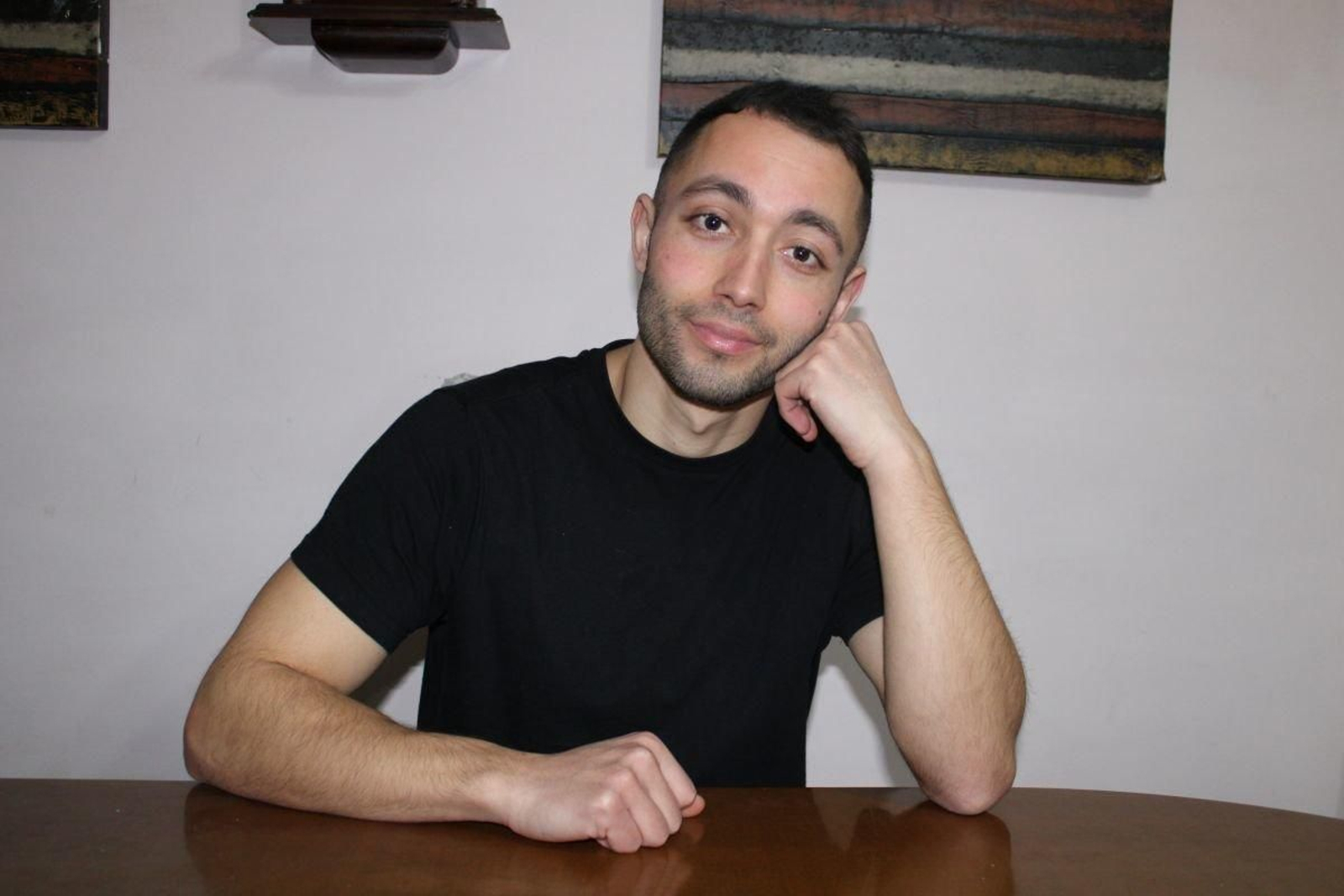 Edgar Lobelle, en su mesa de estudio.