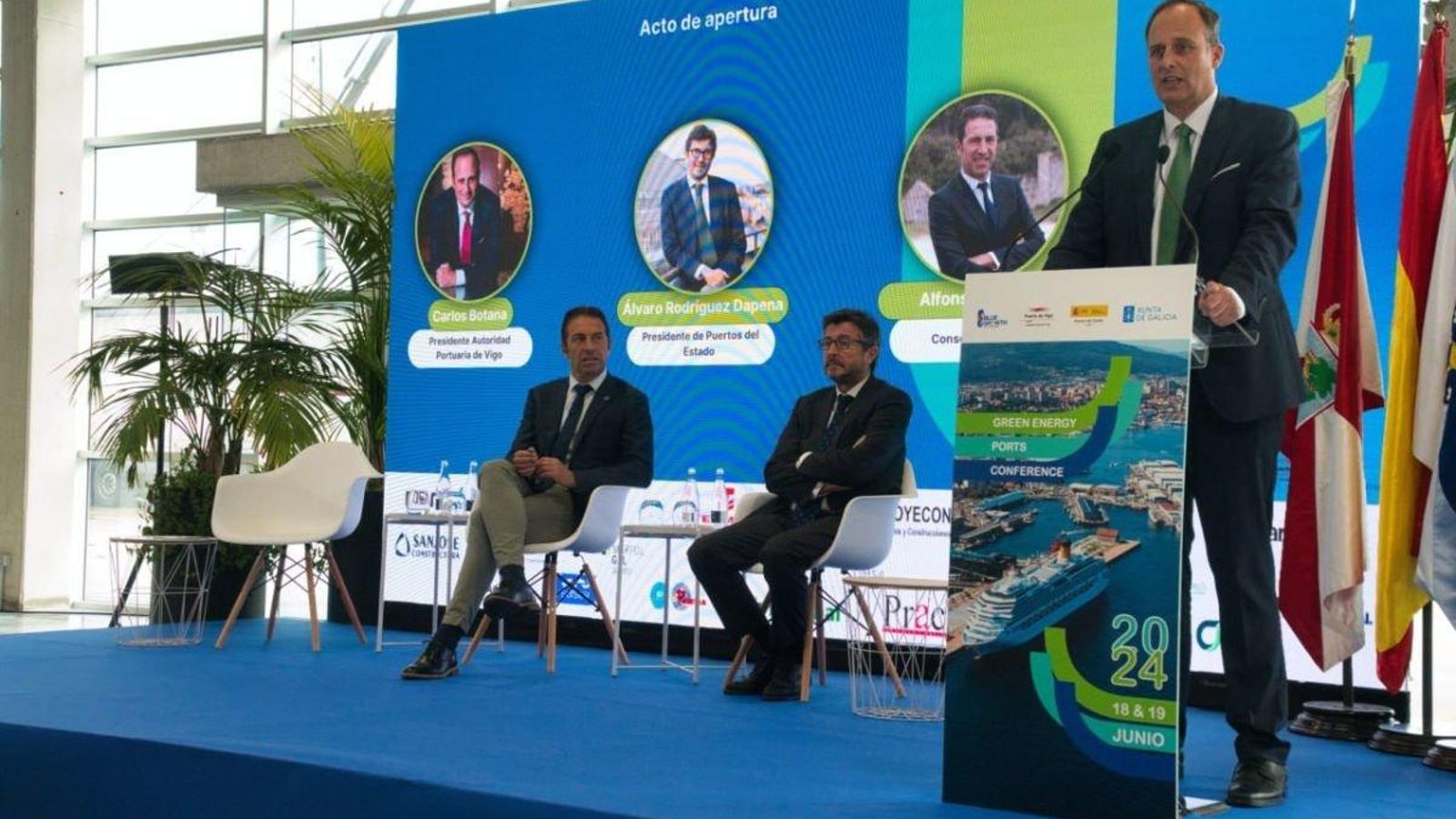 Carlos Botana dio la bienvenida en el Tinglado del Puerto, en Areal, un edificio renovado que apenas ha tenido utilización, salvo en contadas ocasiones para cruceros. A su lado, Dapena (Puertos) y Alfonso Villares (Mar).