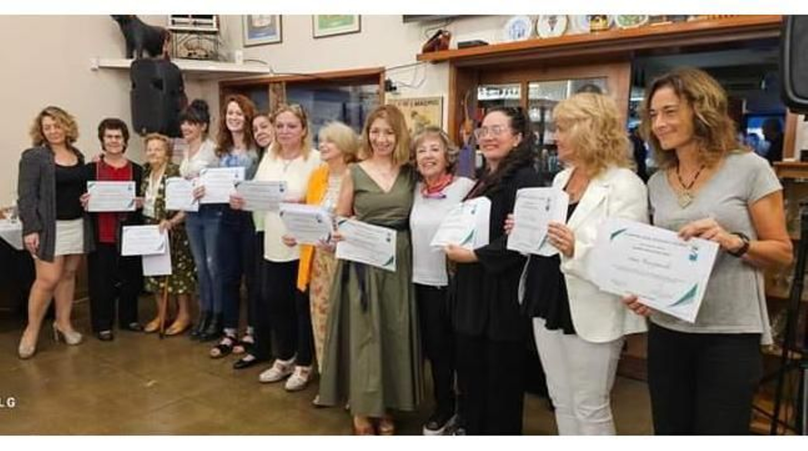 Foto de grupo de las 13 mujeres destacadas y miembros de la Subcomisión de Cultura, organizadora del evento