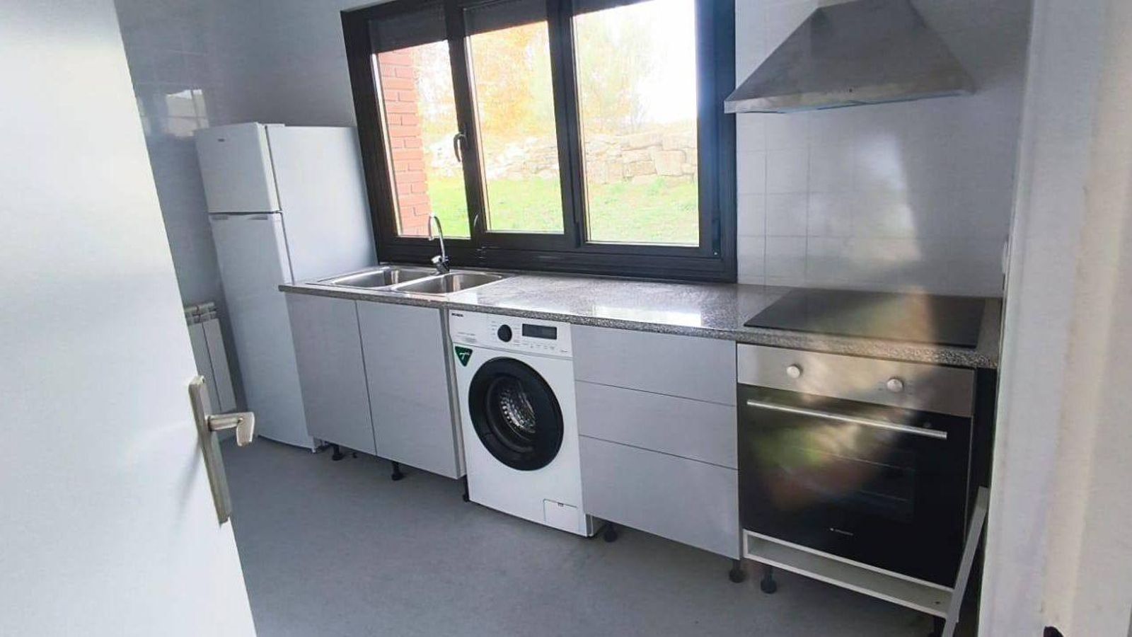 Cocina equipada de las nuevas viviendas municipales de Vilardevós.