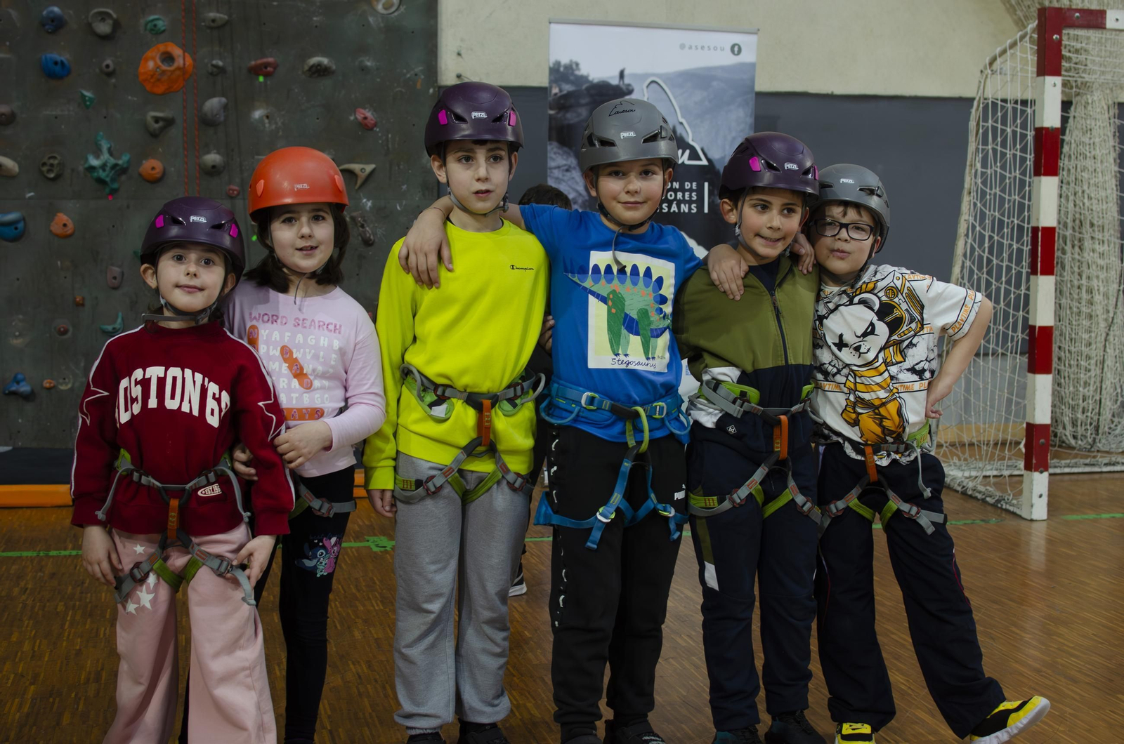 Galería | Jornada escolar de escalada en Os Remedios