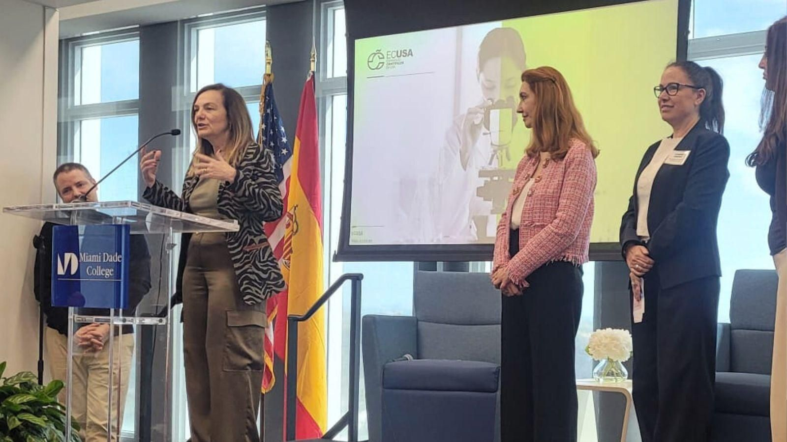 Elena Bernardo durante su intervención