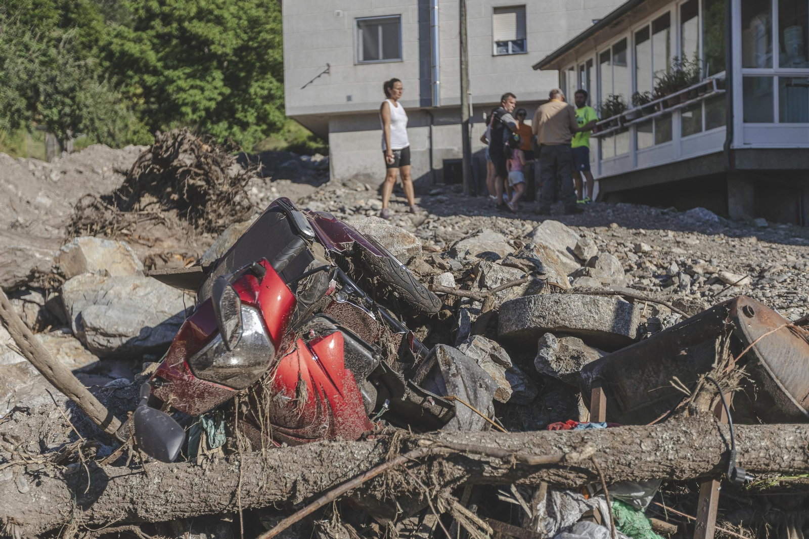 Galería | La huella del desastre dejado por la riada en A Bouza y acentuado por la parálisis, en fotos
