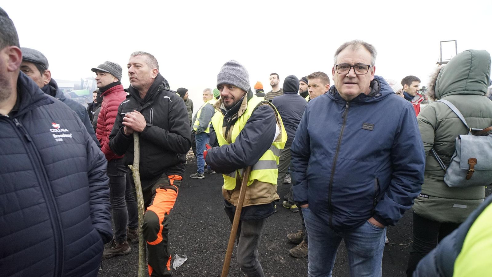 Galería | Paja, pallets, neumáticos y altavoces convierten la A-52 en el campamento base de la tractorada