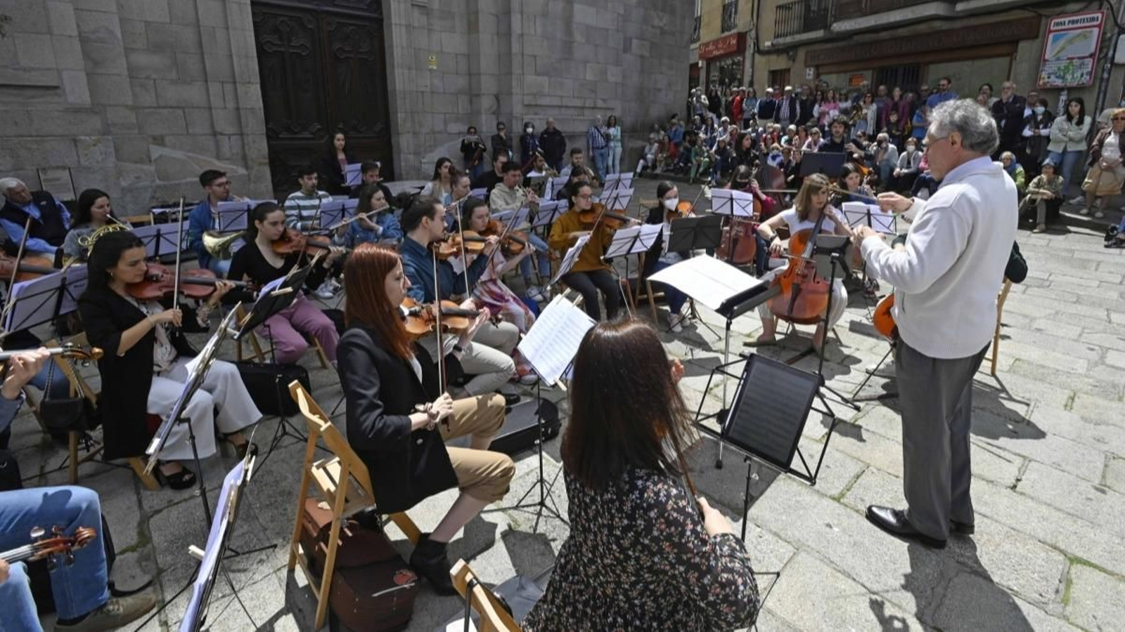 La Orquesta Clásica durante su concierto celebrado ayer a las puertas de la Concatedral.
