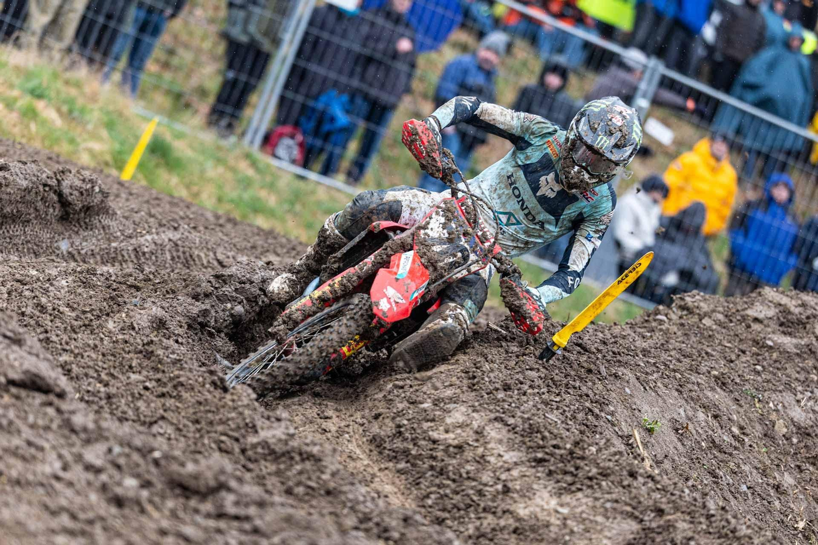 El piloto vigués Rubén Fernández acabó tercero la primera manga.