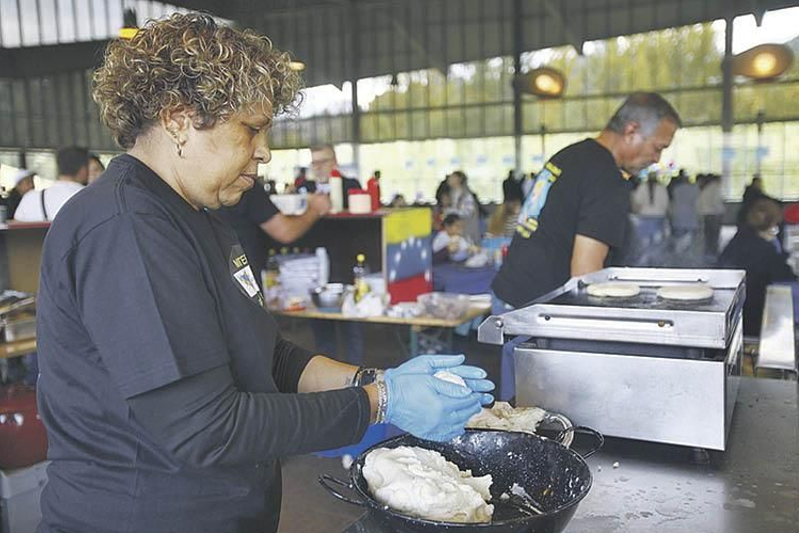 Una mujer elabora arepas en la fiesta venezolana de la Chinita en Ourense (MIGUEL ÁNGEL).