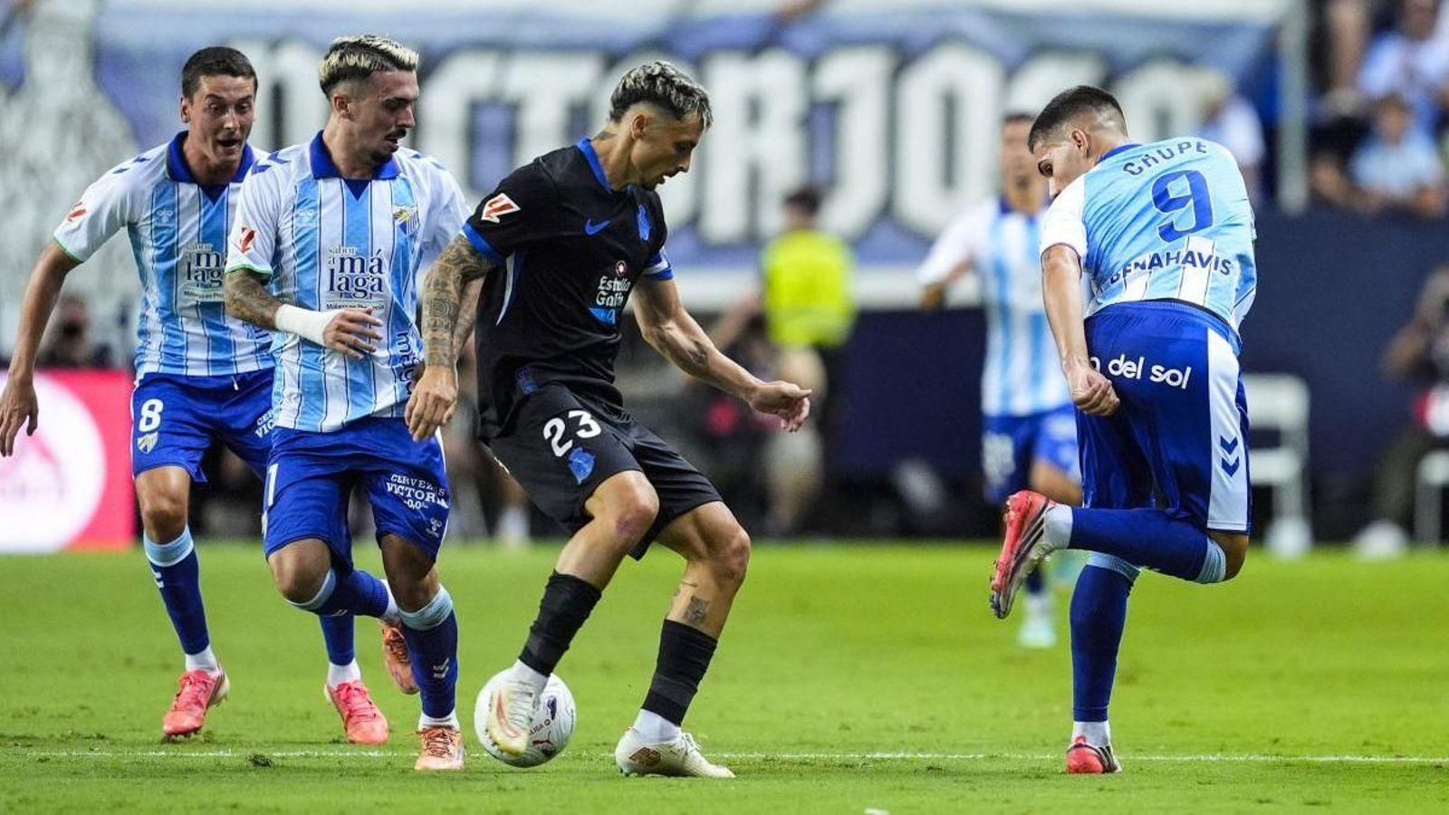 Ximo Navarro trata de hacerse con el balón entre tres jugadores del Málaga, entre ellos el céltico Dotor (i).