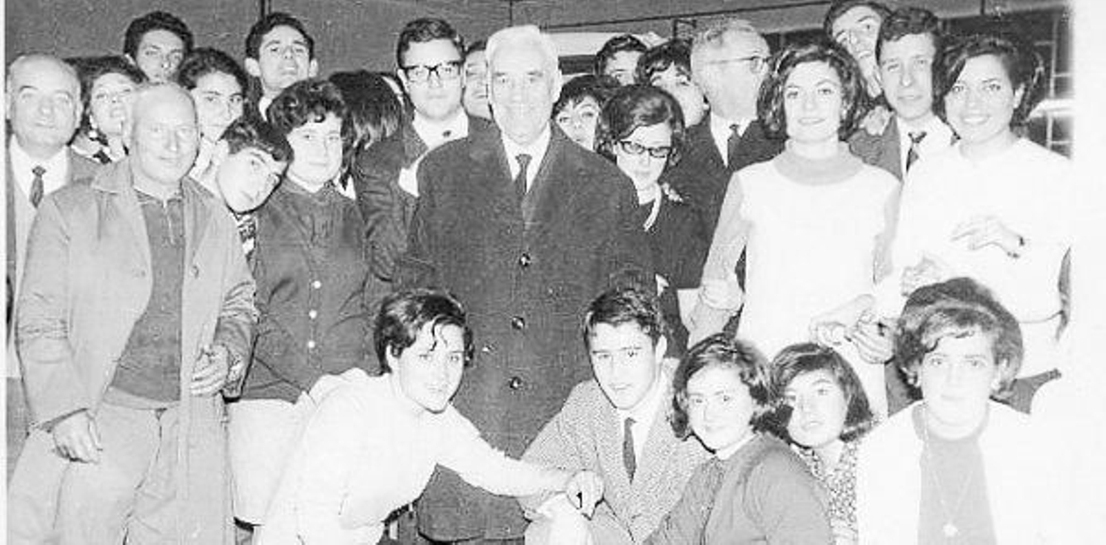 Don Ramón con un grupo de trabajadores de sus empresas en los años 60