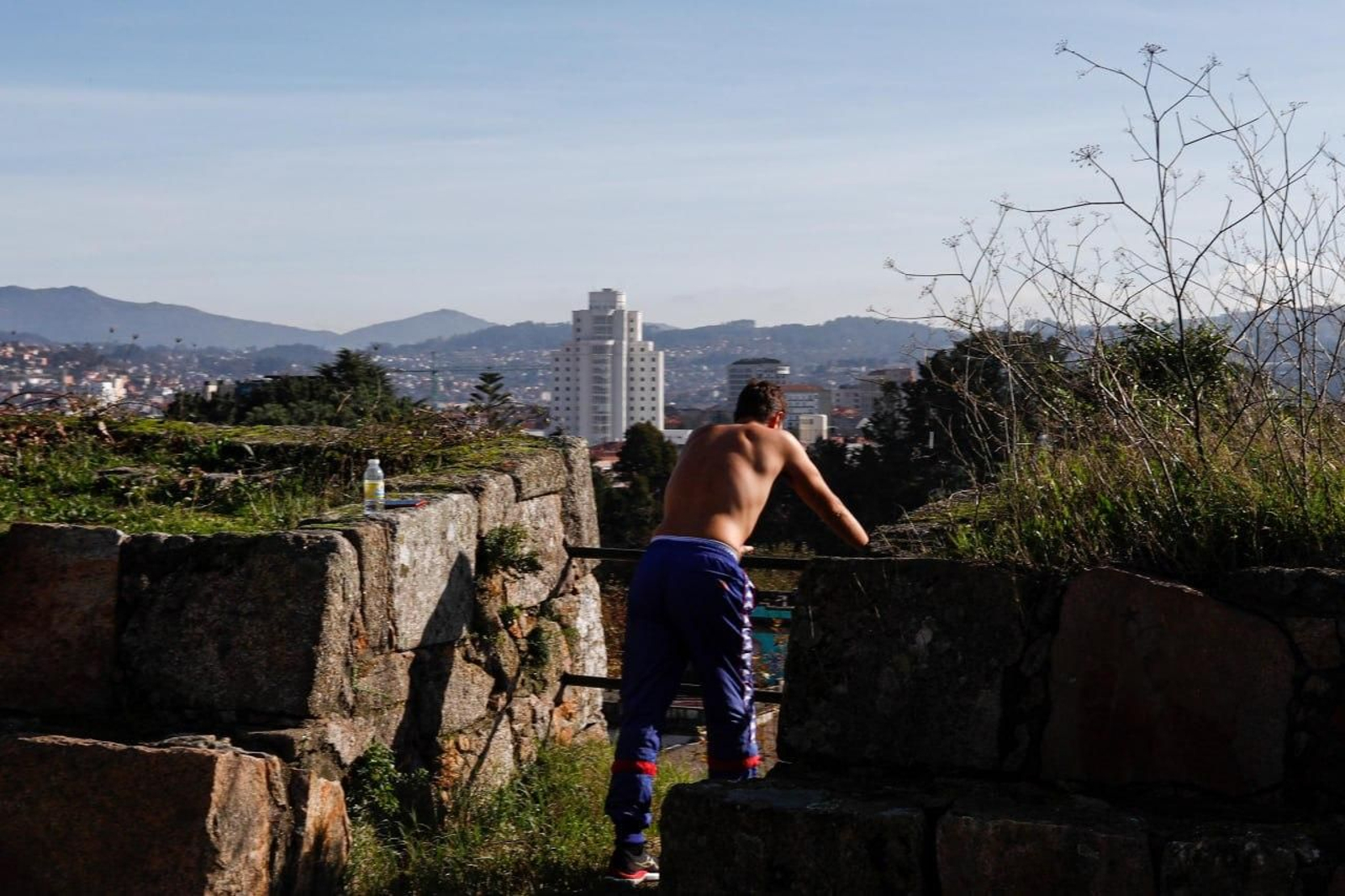 Un hombre con el torso desnudo.