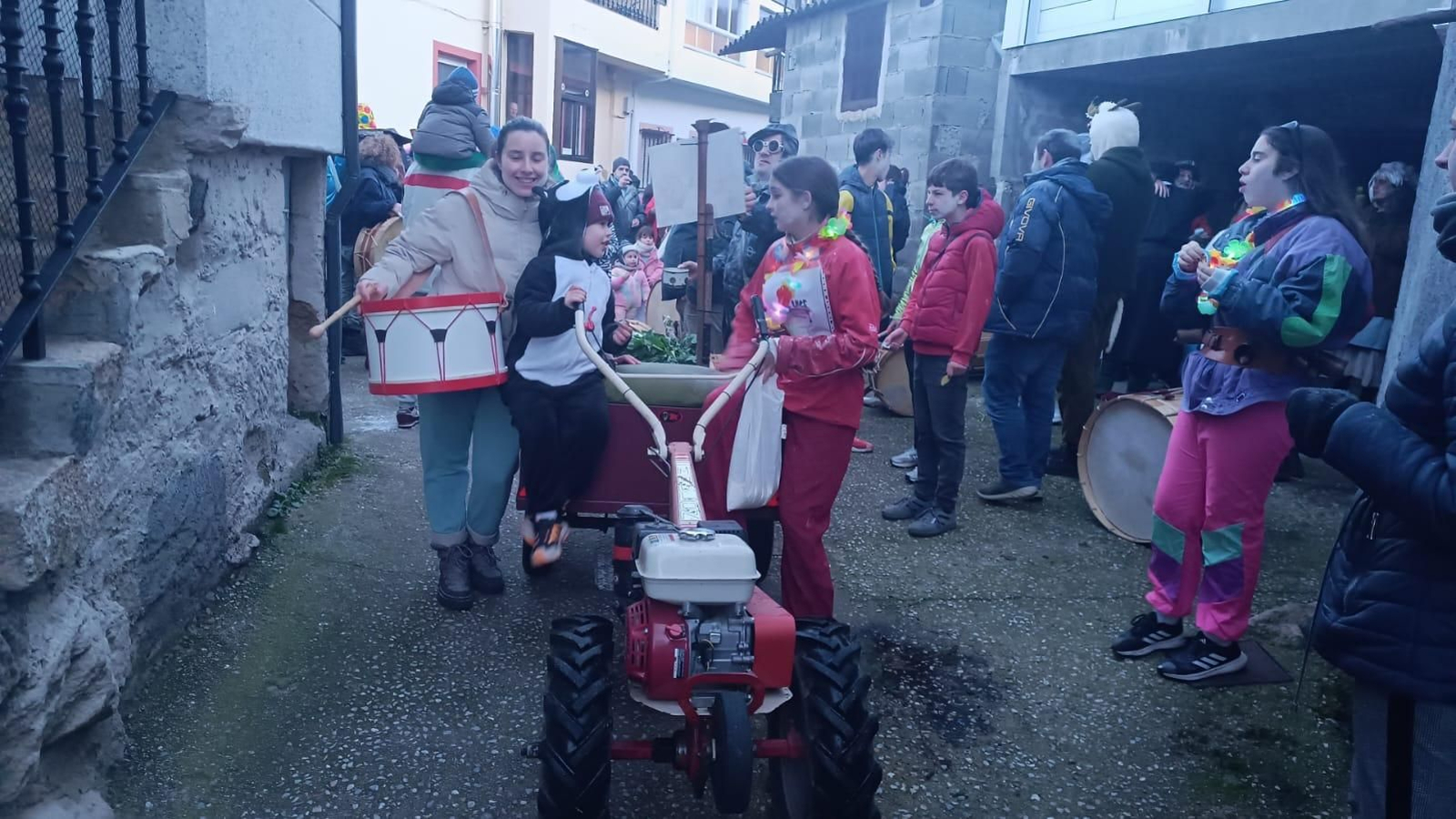 Galería | San Martiño en Manzaneda celebra o sábado de fariña co son do fulión e das mázcaras no Entroido