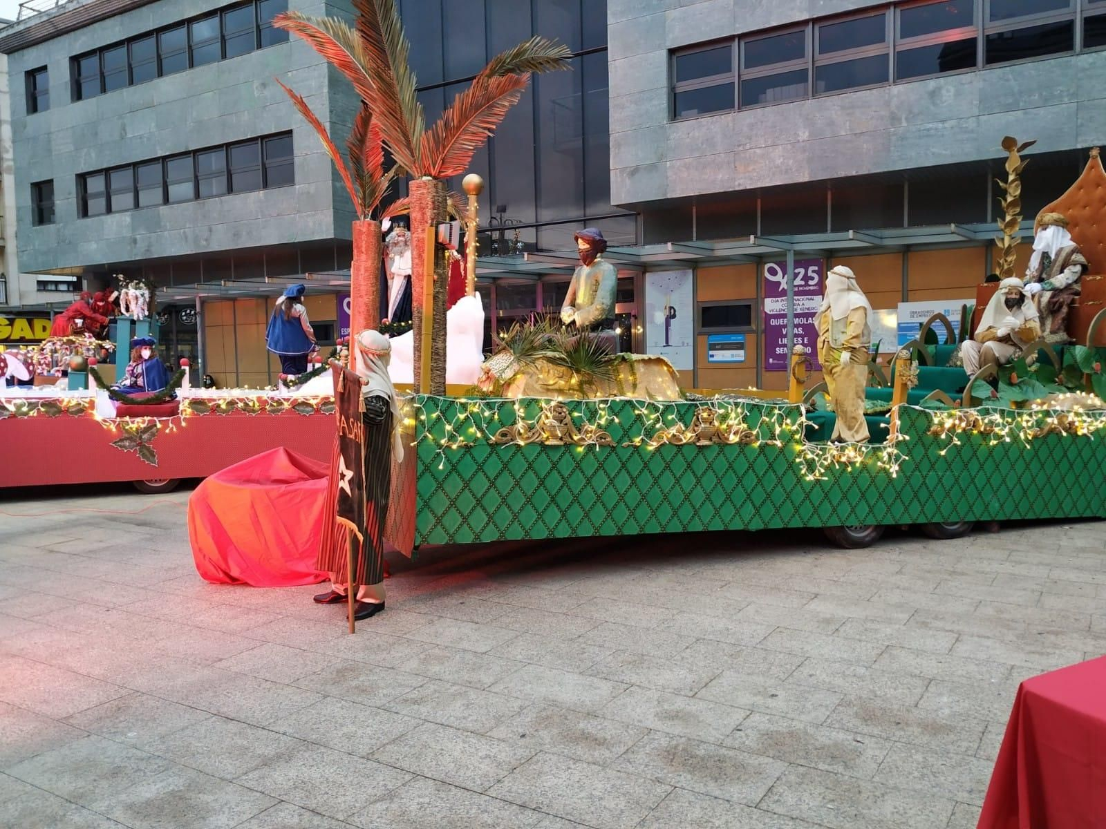 Sus Majestades de Oriente visitan a los niños y niñas de O Barco