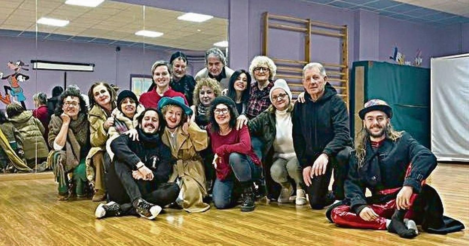 O director da escola de teatro Kotodama, Santi Cañaveral -sentado á esquerda- acompañado por alumnos.