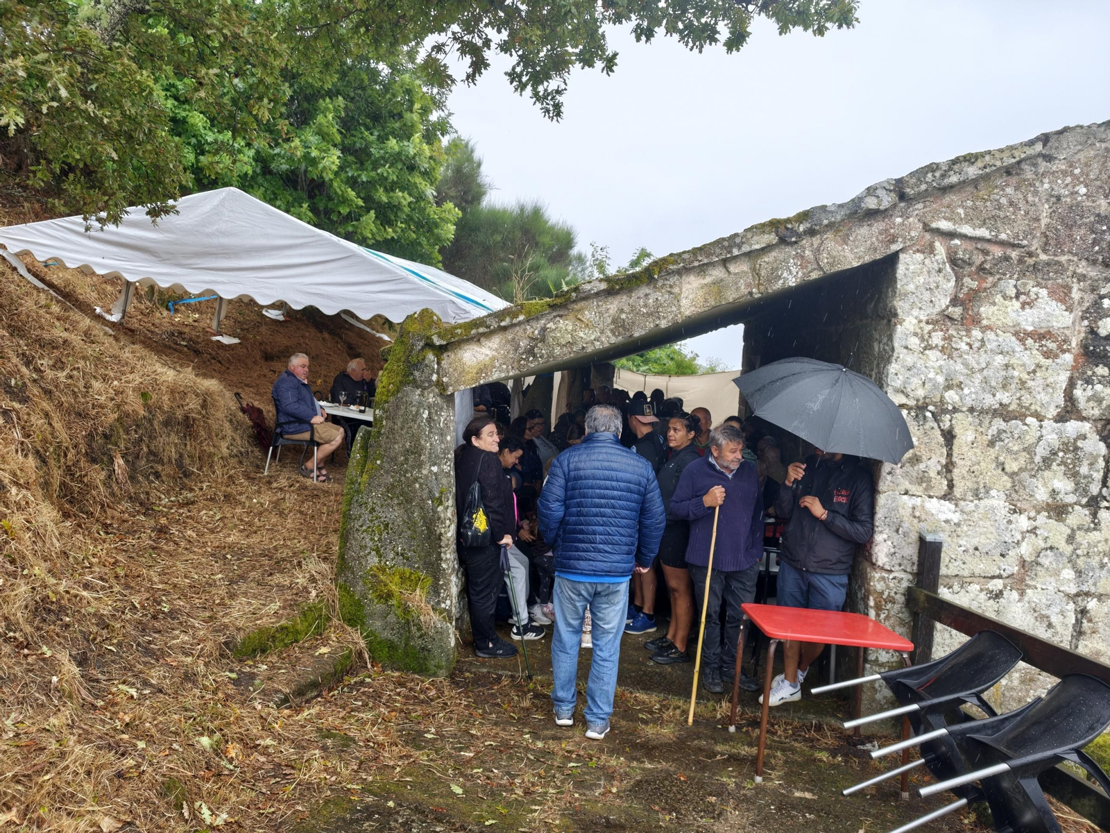 Galería | La fe movió a los devotos a una lluviosa romería de San Bartolomeu en Valadares
