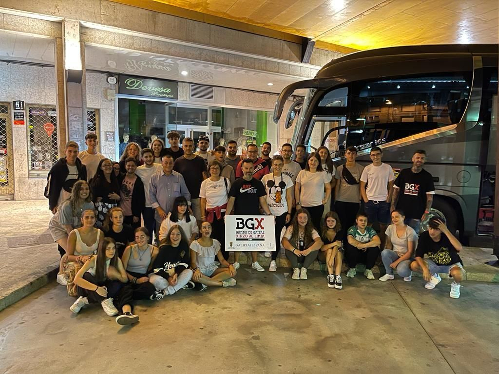 El grupo de músicos antes de salir de la estación de autobuses de Xinzo.