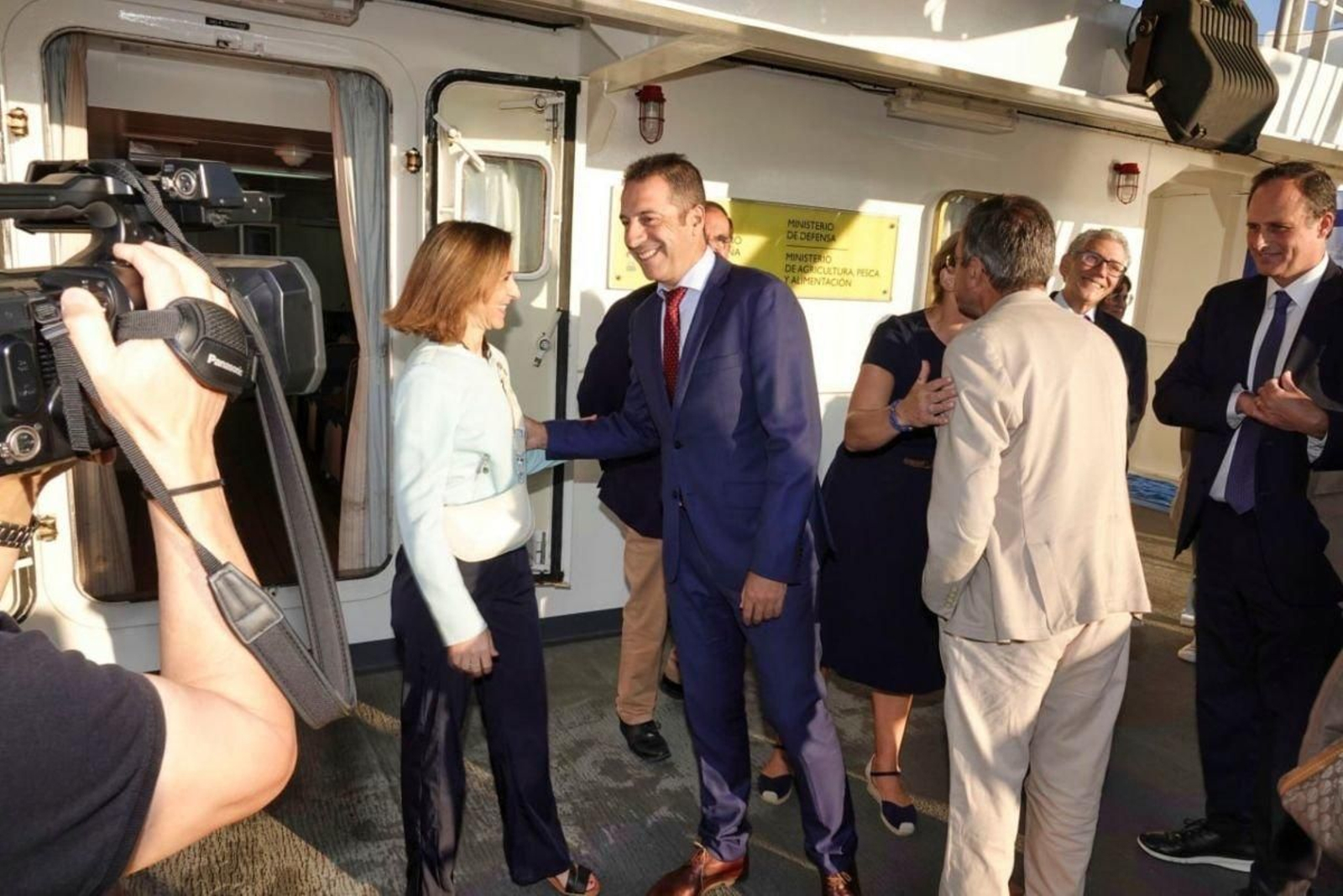 La secretaria general de Pesca, Isabel Artime, y el conselleiro do Mar, Alfonso Villares, se saludan en el “Intermares”.