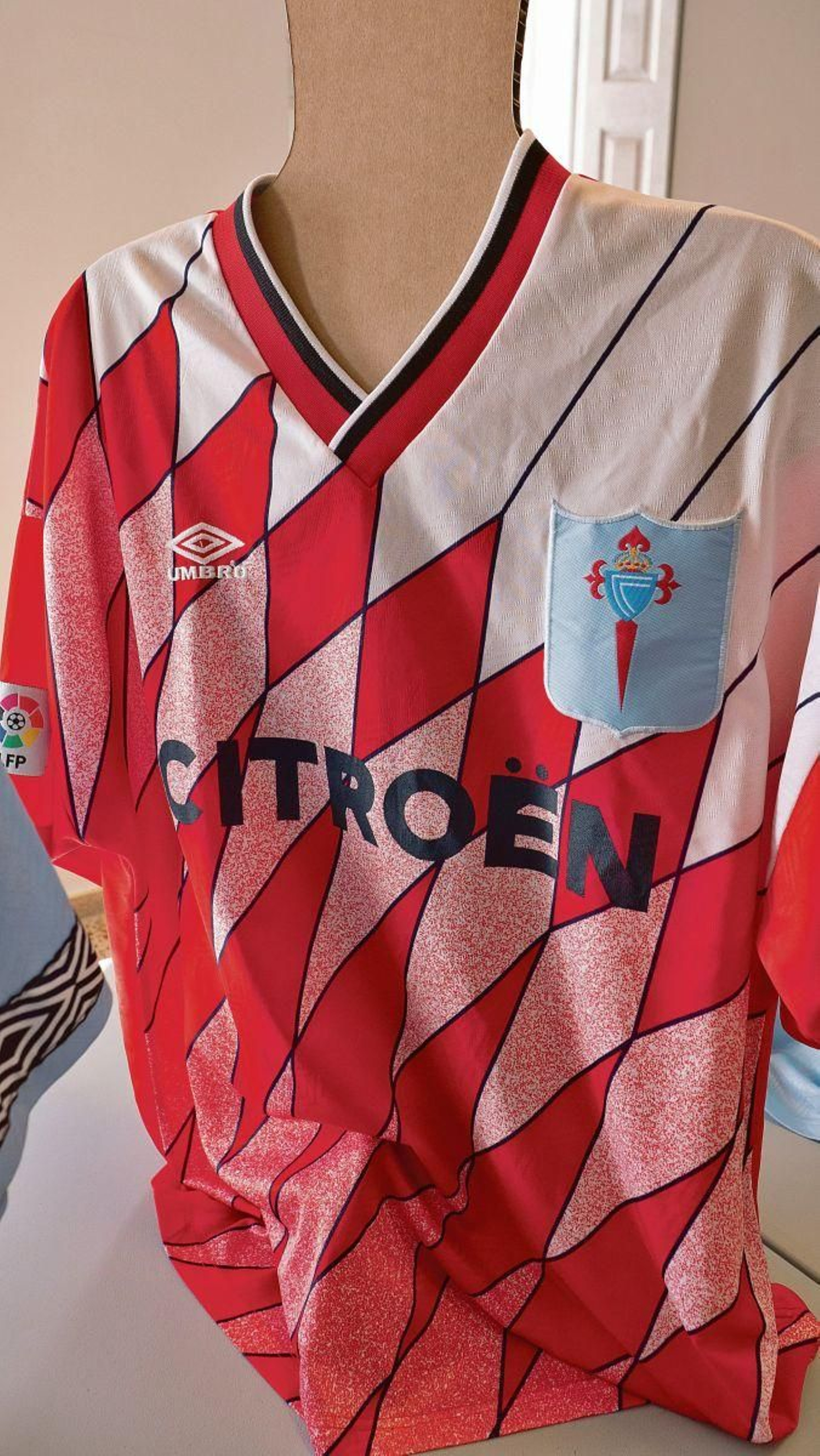 Una camiseta del Celta edición especial con los colores de Vigo.
