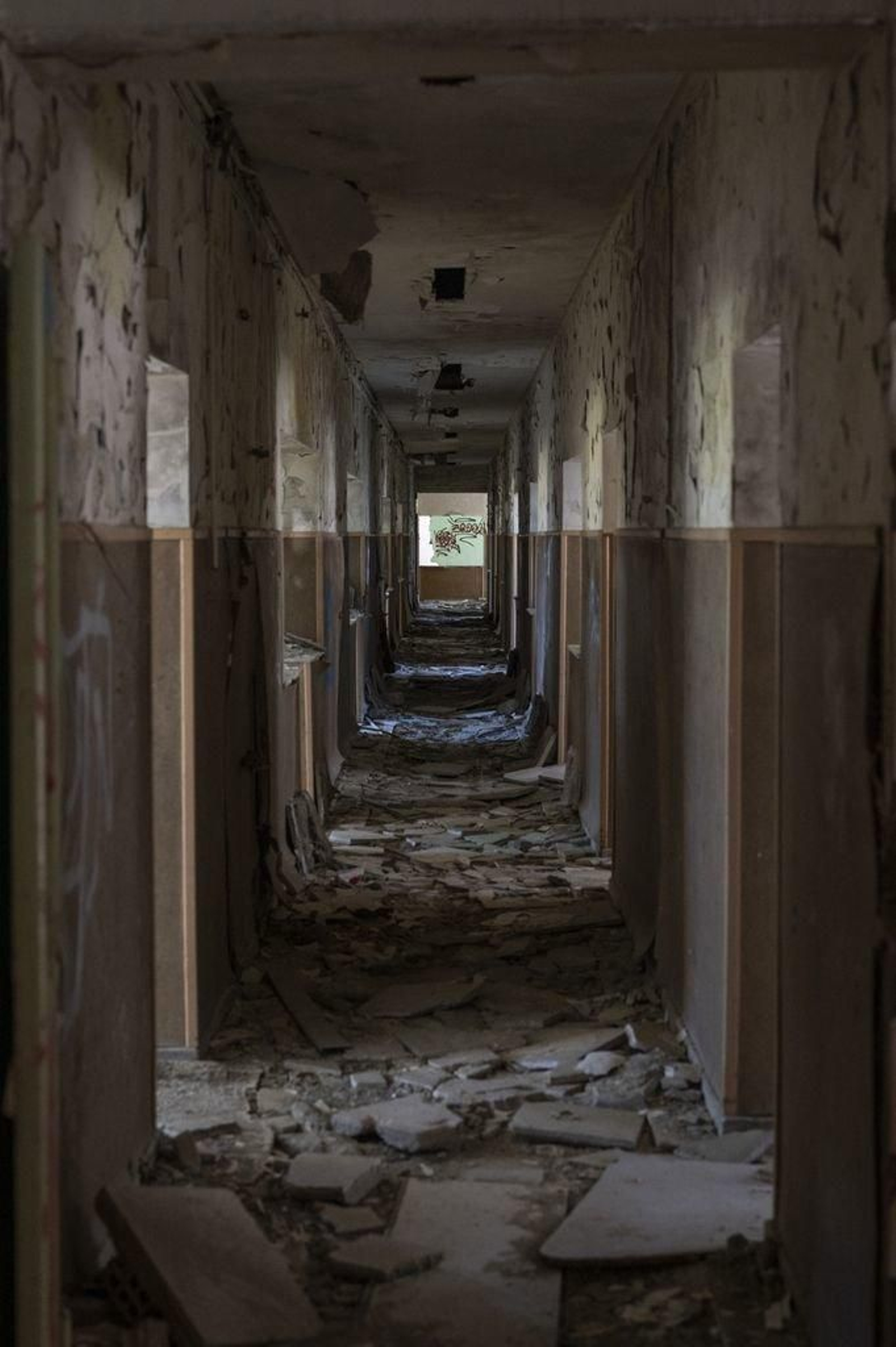 Uno de los pasillos, con cascotes en el suelo