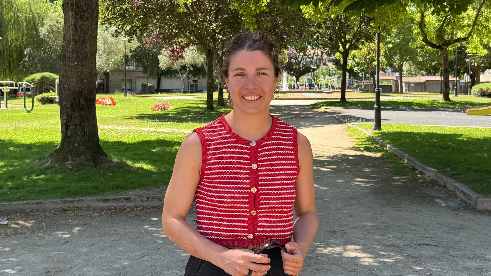 Ana Rivera, futbolista do Ourense Ontime e historiadora, na Alameda de Verín.