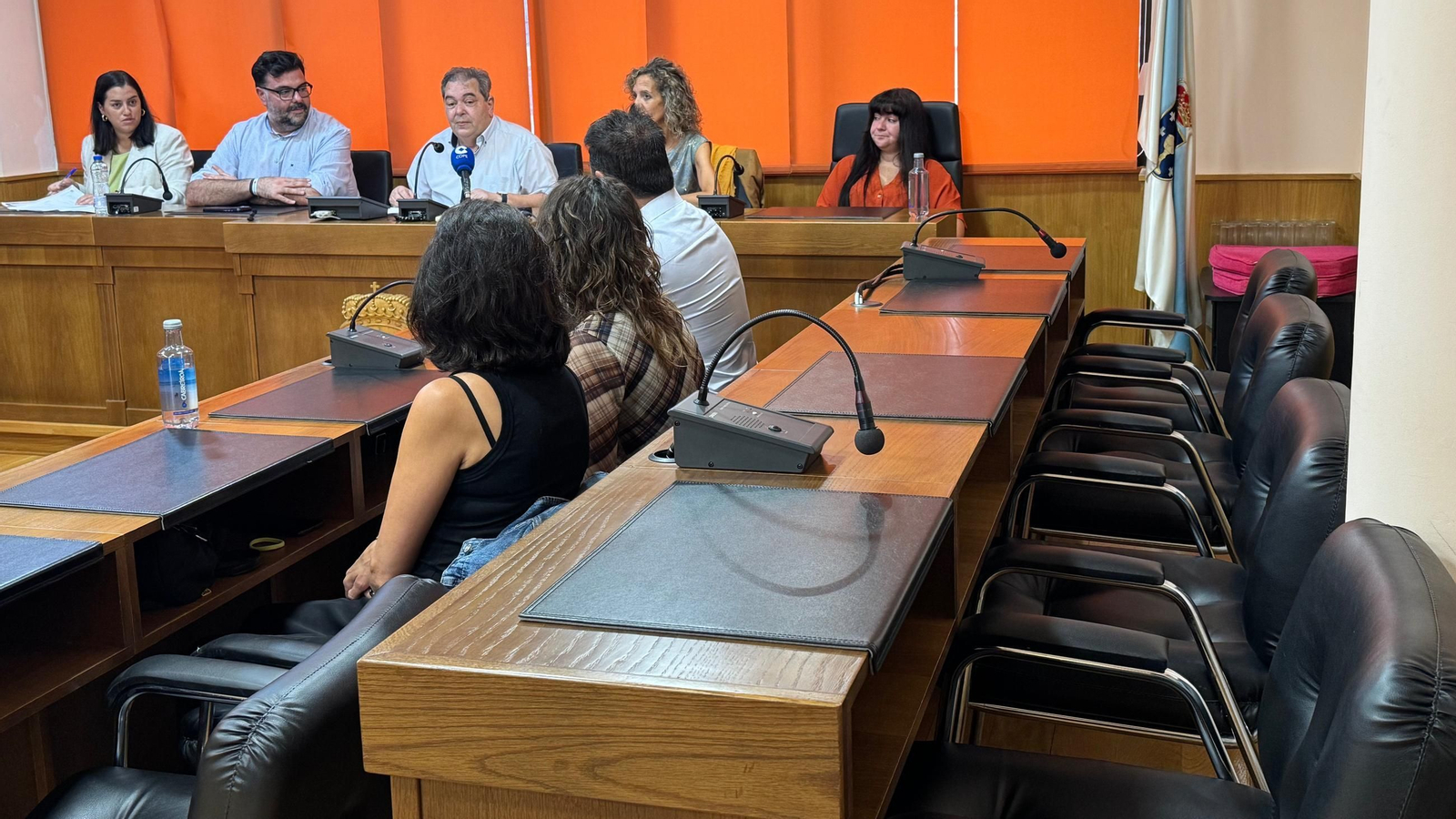 A la derecha, los cuatro asientos vacíos de la bancada del PP, tras la renuncia de los concelleiros.