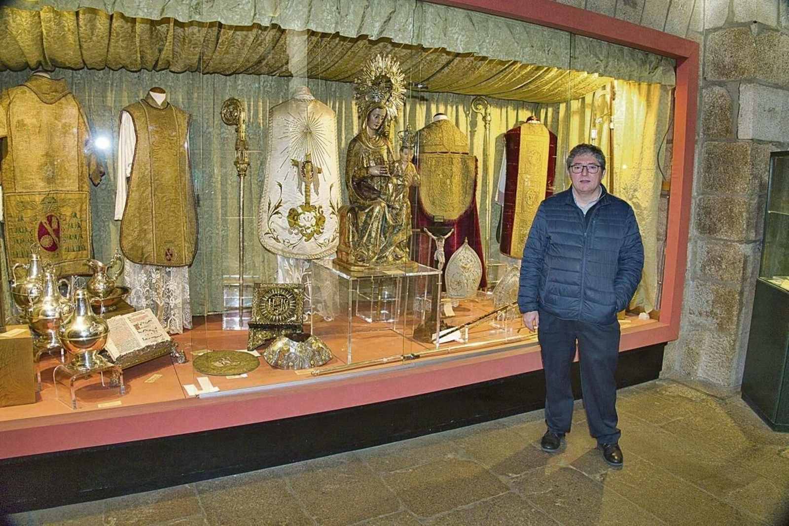 El director del museo de la catedral, Santiago Vega, con la imagen de Santa Catalina, un de las piezas más importante del catálogo.