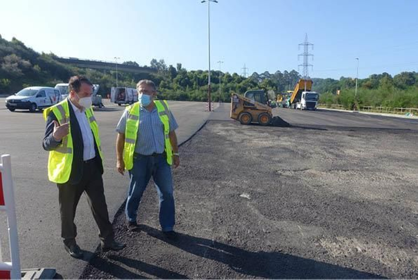 Caballero y Javier Pardo visitaron ayer las obras en el párking del Cunqueiro.