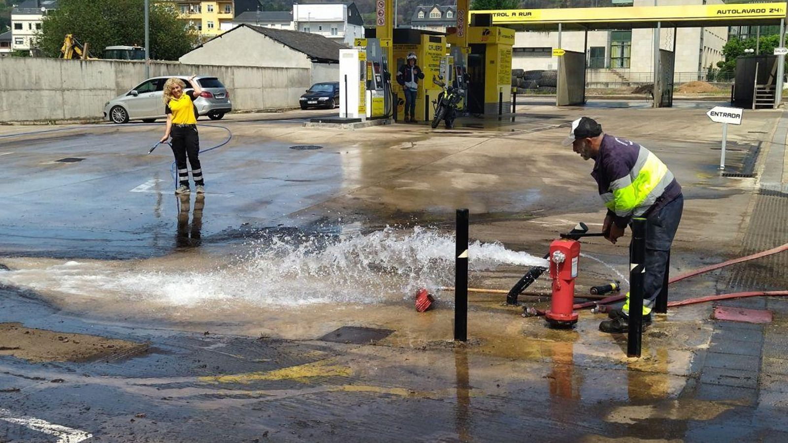 Retiran el lodo arrastrado hacia una gasolinera.