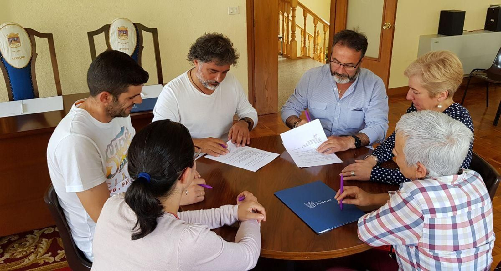 El alcalde Xosé Manuel Rodríguez (BNG), y teniente alcalde, Marcelino Couto (PSOE), con su equipo de gobierno..