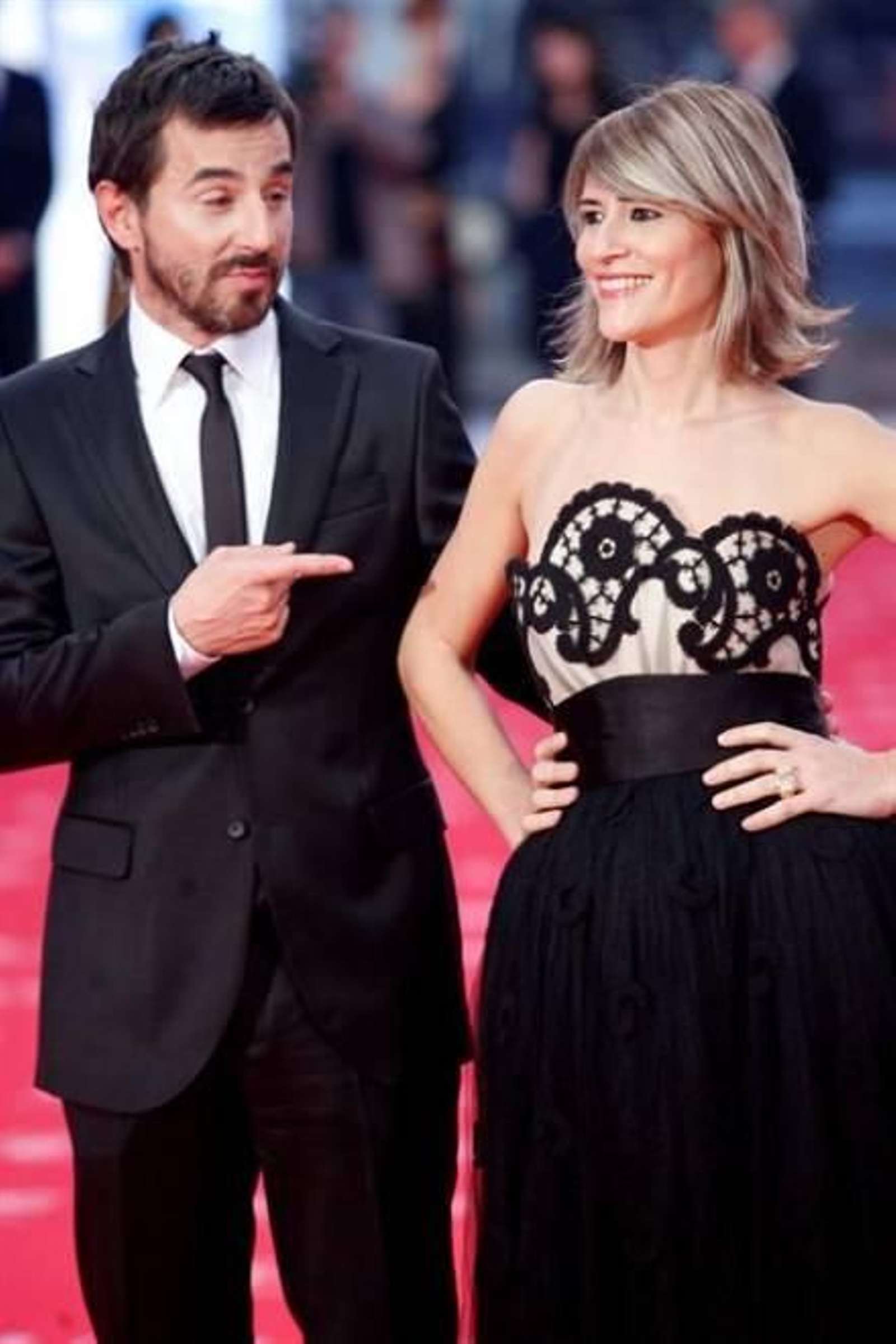 El actor y presentador Santi Millán, junto a su esposa, Rosa Olucha, a su llegada a la ceremonia de la 25 edición de los Premios Goya. Foto: EFE