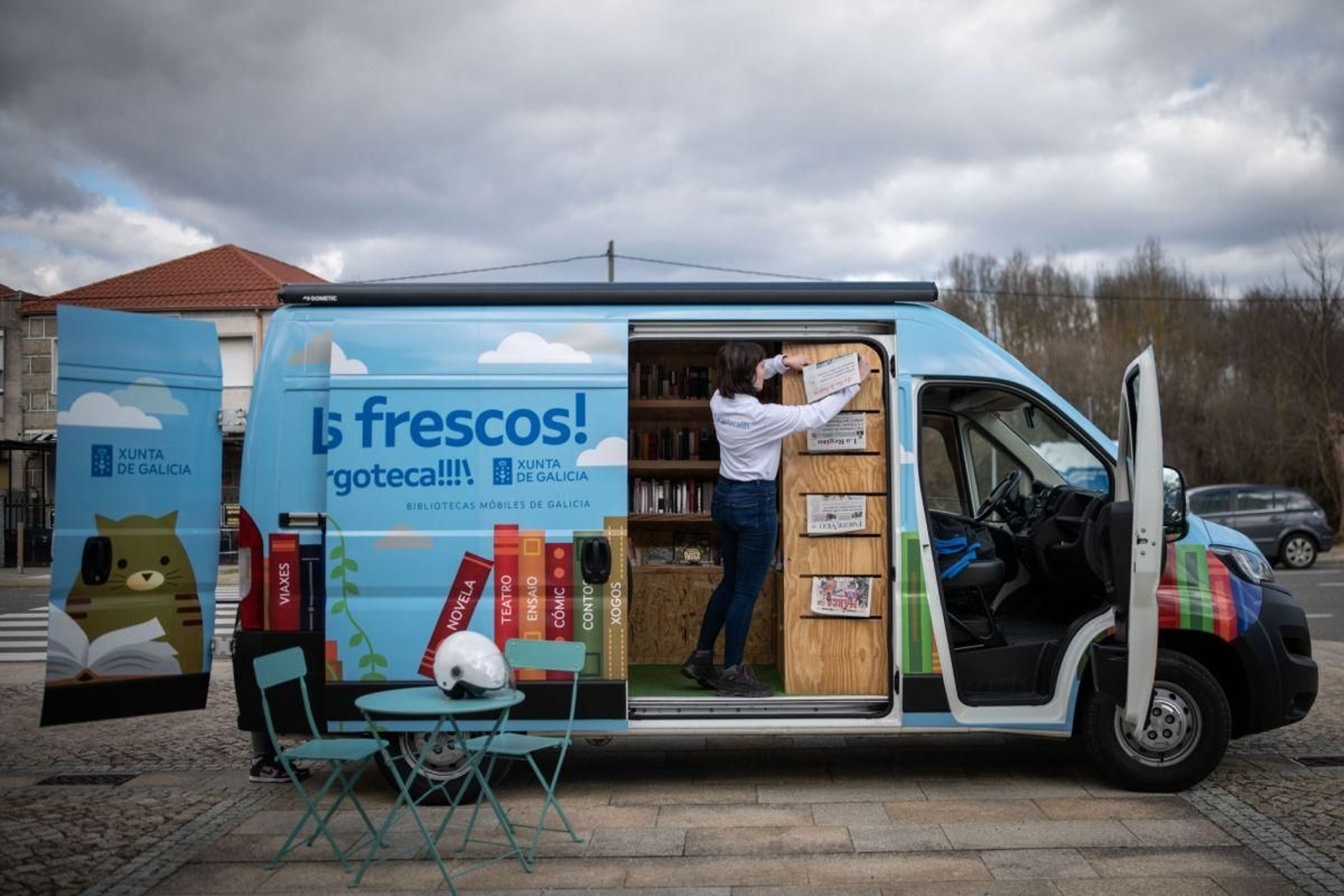 La “furgoteca”, en una parada en Trasmiras.