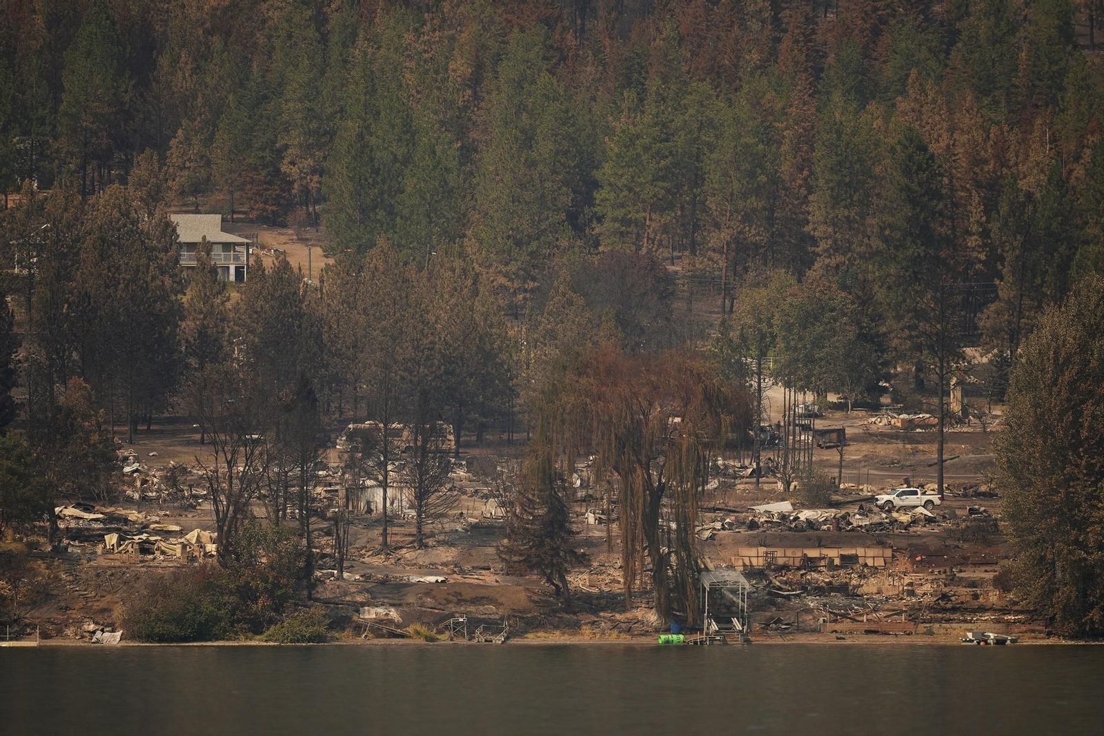 El fuego se descontrola en el gran incendio de Canadá