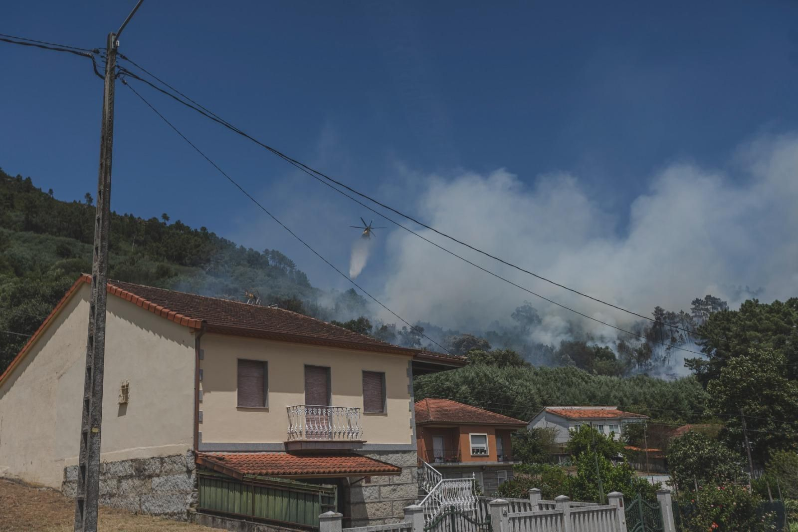 Galería | El incendio forestal de Untes llena la ciudad de Ourense de humo, en fotos