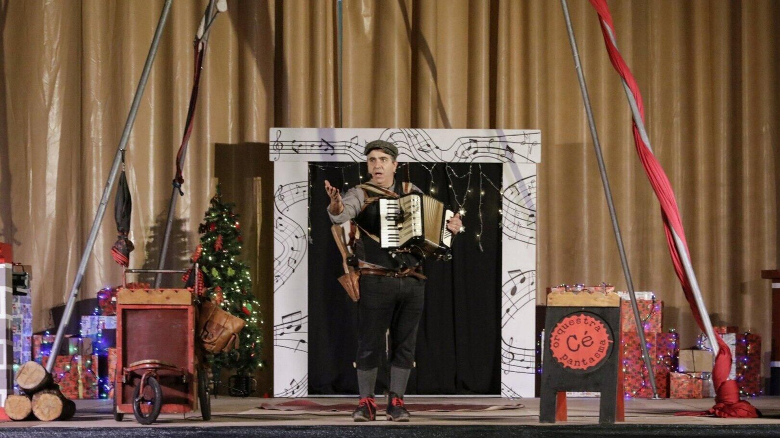 Actuación del músico multiinstrumentalista Cé Orquestra Pantama, ayer en la Gala de Nadal de Aever (foto: Iago Cortón).